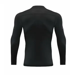 Detailansicht der Rückseite eines schwarzen Herren-Kompressionsshirts mit Stehkragen