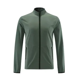 Chaqueta deportiva ligera para hombre en verde salvia con cuello alto y cremalleras
