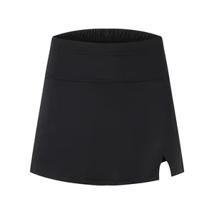Detailansicht eines schwarzen Sport-Skorts mit Seitenschlitz für Tennis und Badminton