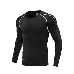Dettaglio maglia a compressione nera a maniche lunghe con cuciture verde neon