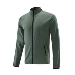 Vista detallada de una chaqueta deportiva verde salvia para hombre con cuello alto