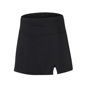 Detailaufnahme eines schwarzen Sport-Hosenrocks mit modischem Schlitz und elastischem Bund
