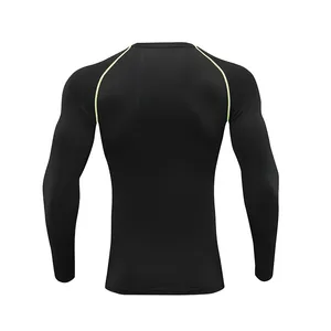 Vista posteriore della maglia a compressione nera a maniche lunghe con cuciture verdi