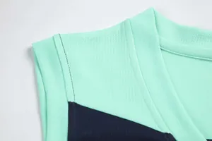 Detailaufnahme des atmungsaktiven Mesh-Gewebes am mintgrünen Basketball-Trikot