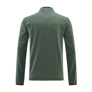 Vista trasera detallada de la chaqueta deportiva verde oliva para hombre con cuello