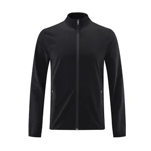 Vista detallada de una chaqueta deportiva negra para hombre con cuello alto y cremallera completa