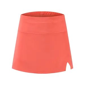 Detail des korallenrosa Sportrockes mit hoher elastischer Taille und Seitenschlitz