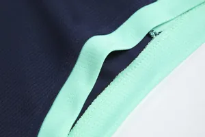 Nahaufnahme von atmungsaktivem Mesh-Gewebe und Nähten an einem Basketballtrikot