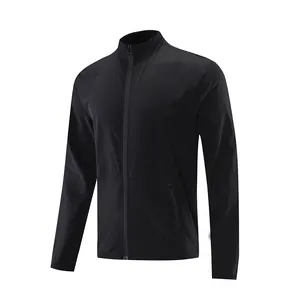 Vista frontal de una elegante chaqueta deportiva negra para hombre con cuello alto y cremallera