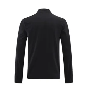 Vista trasera de chaqueta deportiva negra de manga larga para hombre con cuello alto