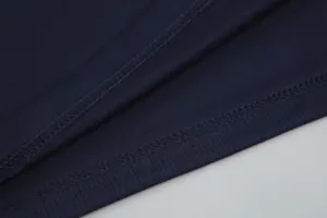 Nahaufnahme des strapazierfähigen, doppelt genähten Saums am dunkelblauen Basketballtrikot