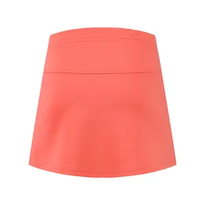 Rückansicht eines korallenrosa Tennisrocks für Damen, Sportbekleidung für das Training