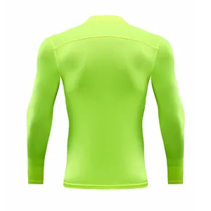 Rückansicht eines neongrünen Langarm-Kompressionsshirts mit sportlichem Stehkragen