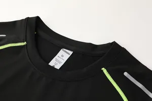 Dettaglio dello scollo della maglia a compressione con cuciture piatte verde neon