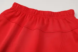 Nahaufnahme des elastischen Bunds und des roten atmungsaktiven Stoffes eines Damen-Sportrocks