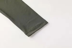 Detail der olivgrünen Sportmanschette mit Doppelnadelstich am Herren-Laufshirt