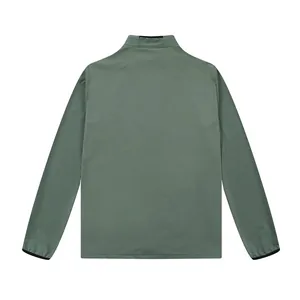 Detalle de la vista trasera de una chaqueta deportiva ligera verde salvia para hombre