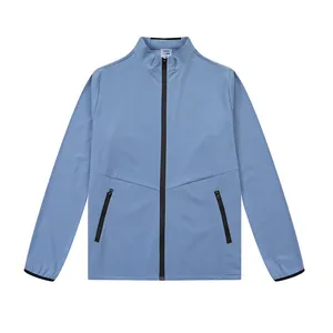 Detalle de chaqueta deportiva azul claro para hombre con cuello alto y cremalleras negras