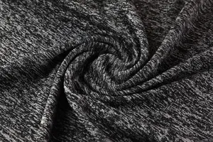 Dettaglio macro della trama del tessuto a compressione sportiva grigio melange traspirante