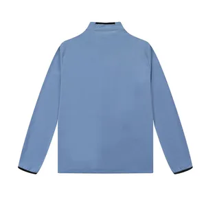 Vista trasera de una chaqueta deportiva azul claro para hombre con cuello.