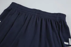 Detailansicht des elastischen Bundes der dunkelblauen, schnell trocknenden Basketballshorts.