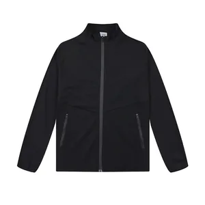 Vista detallada de la chaqueta deportiva negra para hombre con cuello alto y cremallera