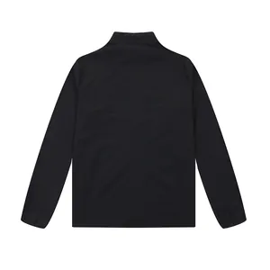Vista trasera detallada de una chaqueta deportiva negra para hombre con cuello levantado.