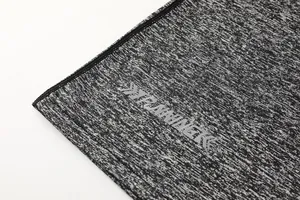 Dettaglio della trama del tessuto grigio traspirante per maglia compressione bimbo.
