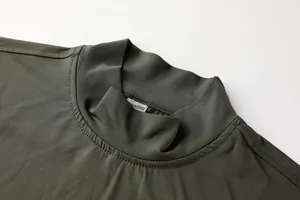 Detailansicht des Stehkragens eines olivgrünen, schnell trocknenden Herren-Kompressionsshirts.