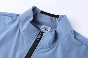 Primer plano de la cremallera y el cuello de la chaqueta deportiva para hombre con costuras