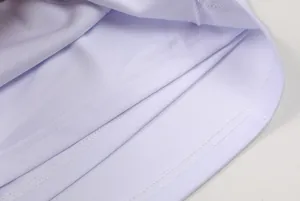 Detailansicht der feinen Nähte und des weißen Stoffes eines Tennis-Sportrocks für Damen