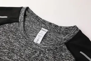 Dettaglio dello scollo e dell'etichetta su maglia a compressione grigio melange a secco