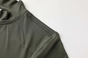 Detailaufnahme der Nähte des olivgrünen, schnell trocknenden Herren-Sportshirts.