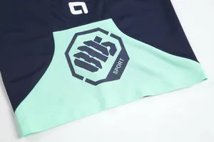 Detailaufnahme des atmungsaktiven Mesh-Gewebes am Sporttrikot in Marine und Minze