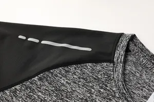 Dettaglio ravvicinato di maglia a compressione con striscia riflettente e tessuto