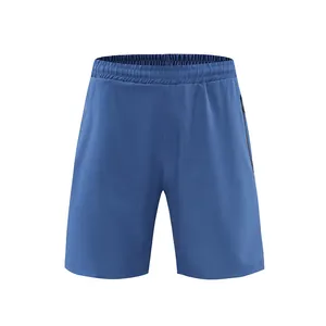 Detailansicht der blauen, atmungsaktiven Herren-Sportshorts für Training und Laufen