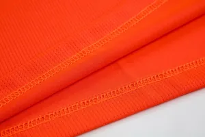 Makro-Detail hochwertiger Nähte auf atmungsaktivem orangefarbenem Basketballtrikot