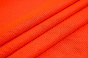 Detaillierte Nahaufnahme des atmungsaktiven orangefarbenen Mesh-Gewebes für Sport