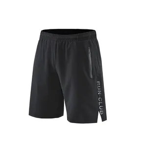 Seitenansicht schwarzer Sportshorts mit Reißverschlusstasche und RUN-CLUB Aufdruck.