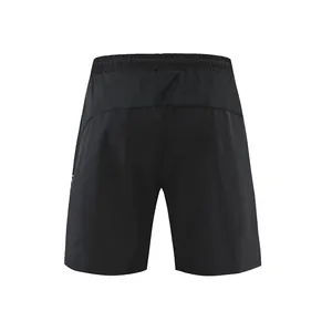 Detaillierte Rückansicht schwarzer Sportshorts mit atmungsaktivem Mesh-Einsatz am Bund