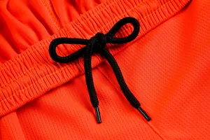 Detailaufnahme des elastischen Bunds mit schwarzem Kordelzug an oranger Basketballhose