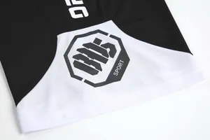 Nahaufnahme von professionellem, atmungsaktivem Mesh-Gewebe und Logo auf dem Basketballtrikot