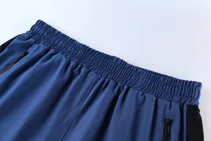 Nahaufnahme der schnelltrocknenden Sporthose für Herren mit Gummibund und Reißverschlusstasche