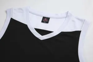 Detail eines Basketballtrikots mit V-Ausschnitt, Mesh-Gewebe und 2XL-Etikett