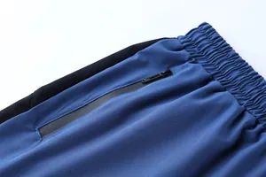 Detailaufnahme einer blauen Herren-Sportshorts mit Reißverschlusstasche und Gummibund.