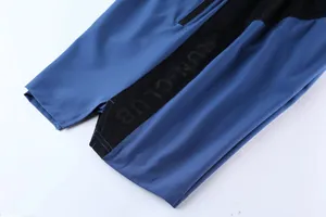 Detailansicht der blauen schnelltrocknenden Sportshorts mit RUN-CLUB-Schriftzug.