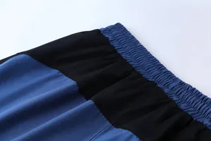 Nahaufnahme des elastischen Bundes und der Netzeinsätze bei Herren-Sportshorts.