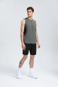 Uomo in canotta sportiva grigia ad asciugatura rapida e pantaloncini neri fitness.