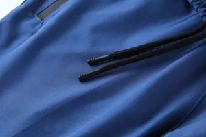 Detailansicht der schnelltrocknenden Sportshorts für Herren mit Kordelzug und Tasche.