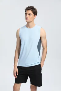 Modello che indossa una canotta sportiva azzurra traspirante ad asciugatura rapida per il fitness.